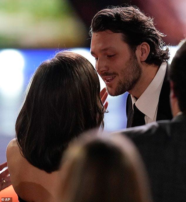 Hailee Steinfeld pregnant 2025